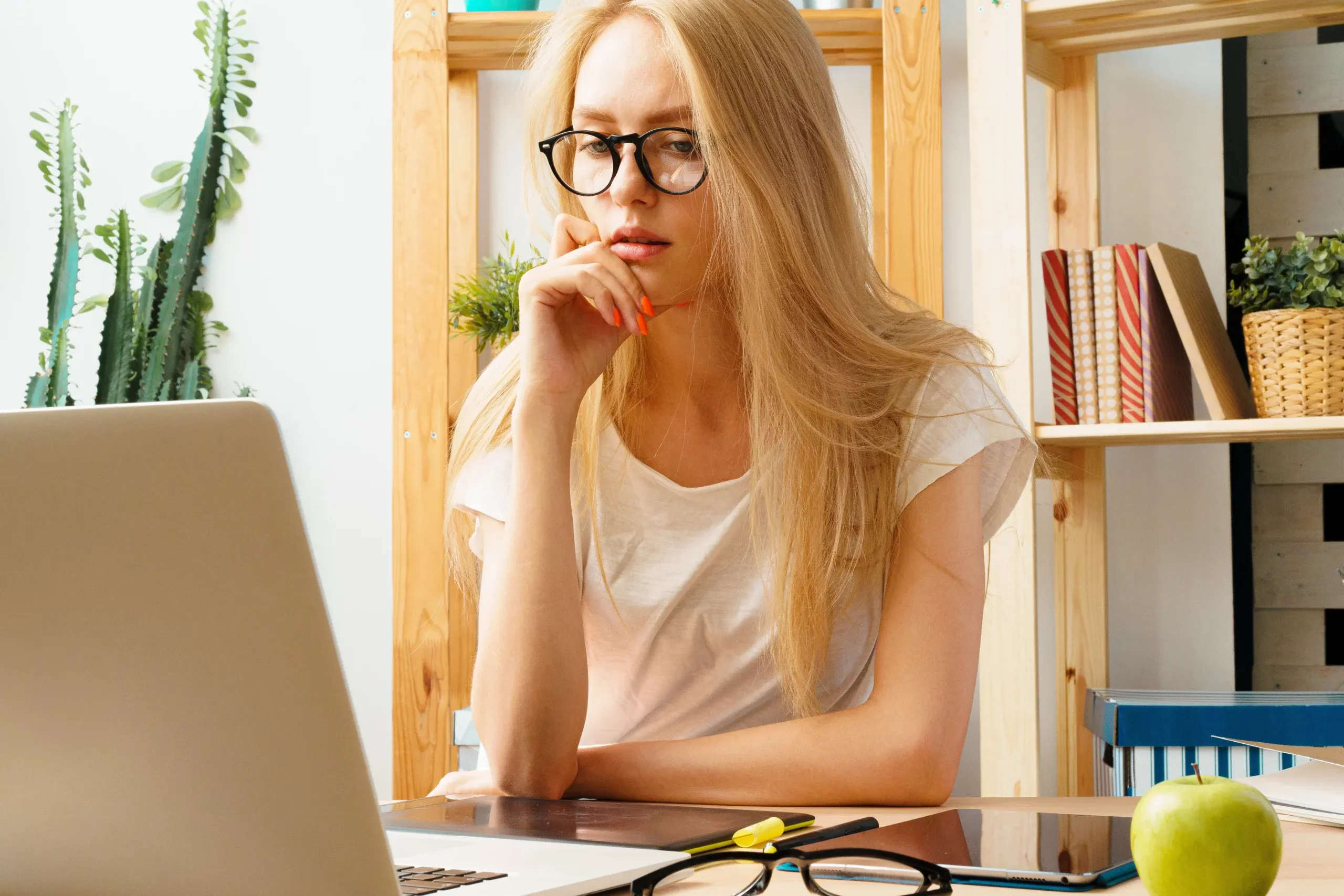 Une femme suivant une formation à distance